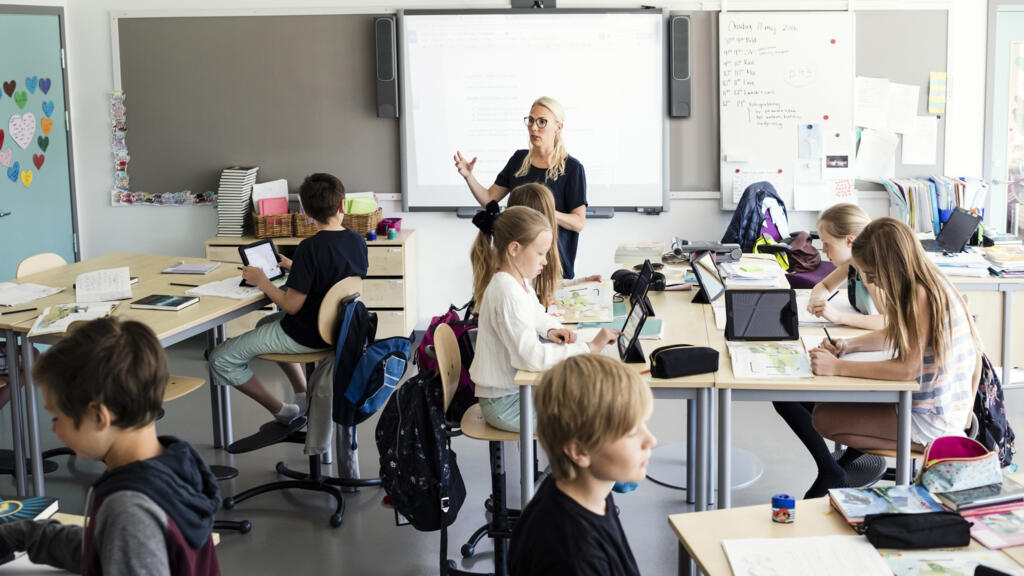, Actu française: Les écoles suédoises reculent sur l’utilisation des écrans et reviennent aux manuels scolaires